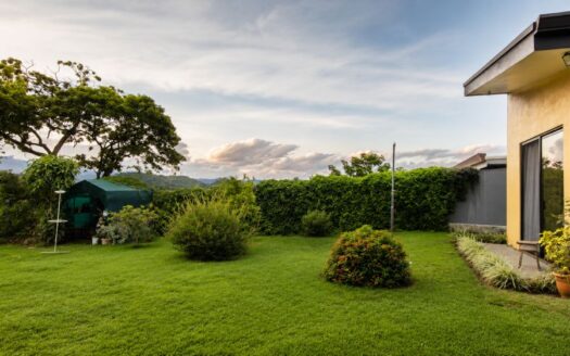 Charming Single-Level Home Near Atenas with Spacious Garden & City Views – 400052042247