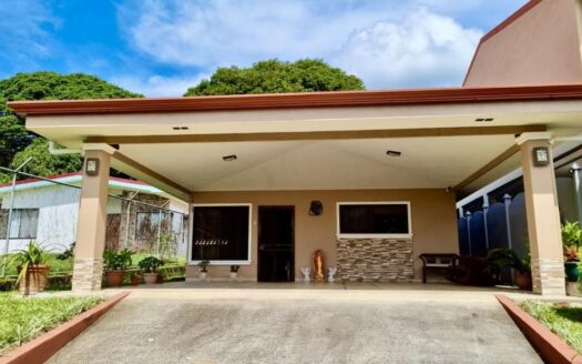 House is located in a very quiet end street just 2km from town – Owner Financing – 400052042057