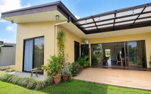 Charming Single-Level Home Near Atenas with Spacious Garden & City Views – 400052042247