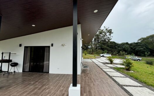 8315m2 (2 acre) property with guest home and big pool and views ideal for large build. – 40005152987