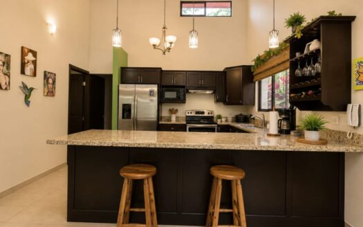 Nicely finished and furnished home and guest home in Atenas gated community – 400051521158