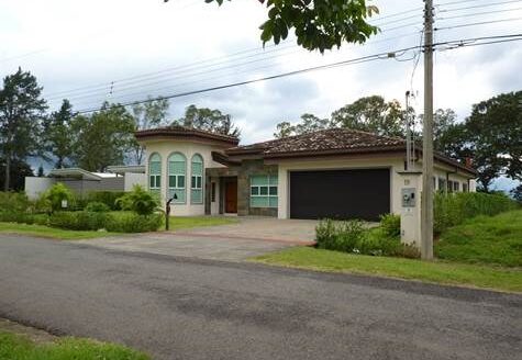 Large home with unique finishes in Hacienda Los Reyes – 00139152364